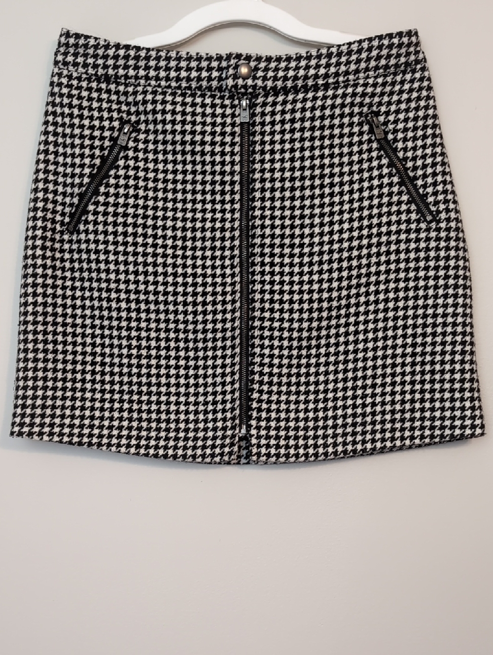 Hollister M Ultra High Rise Black/White Lined Houndstooth Front Zip Mini Skirt
